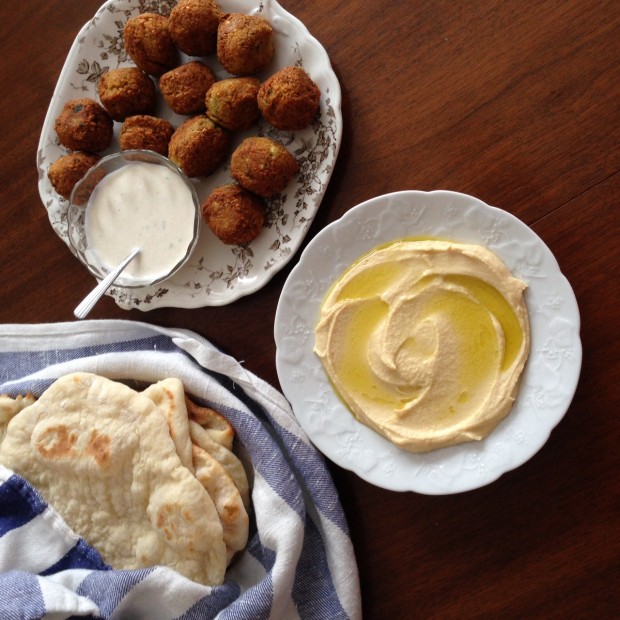 creamy homemade hummus | recipe at www.injennieskitchen.com