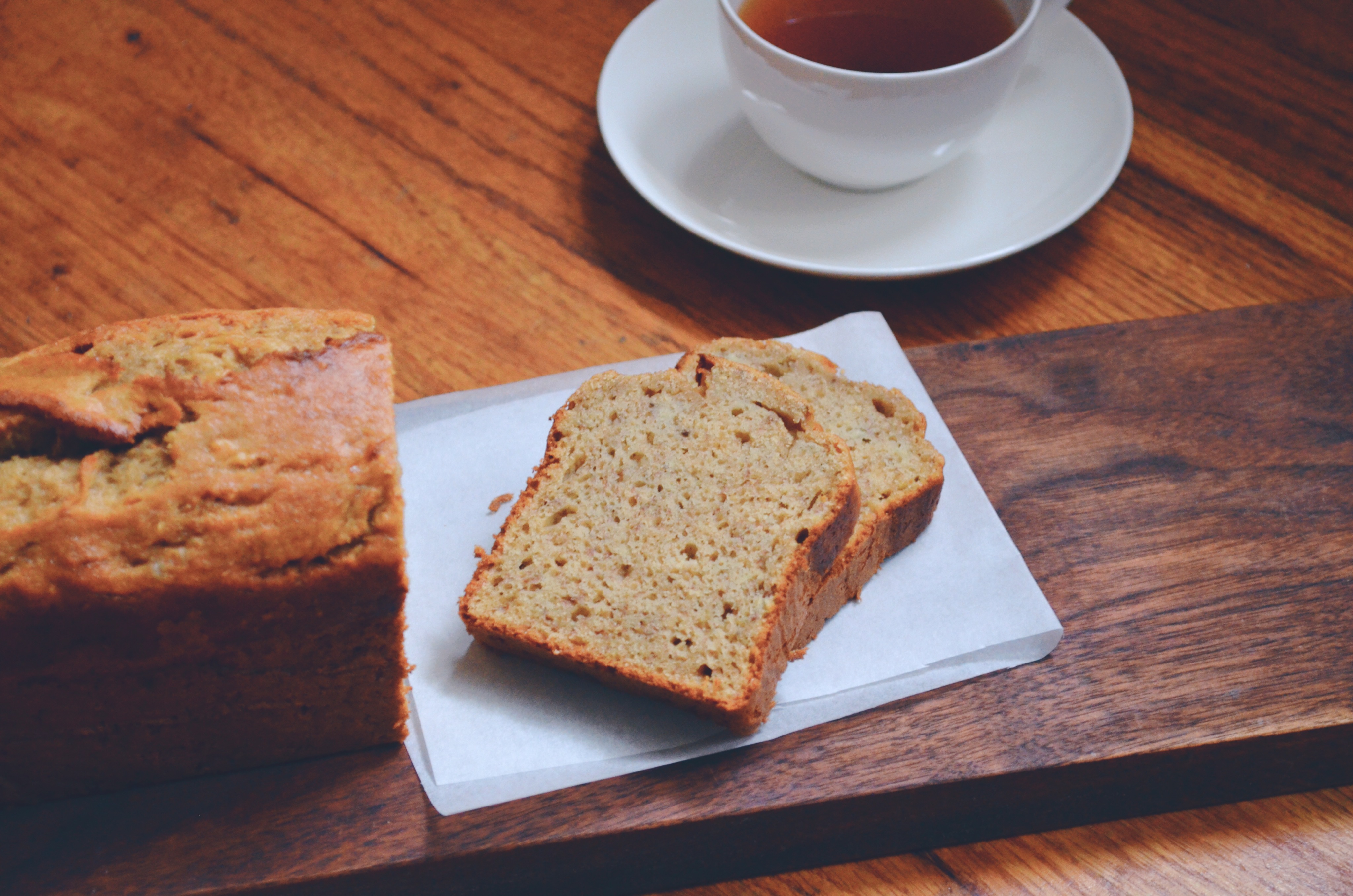 Banana bread wrapped in a tea towel – Stock photos from around the