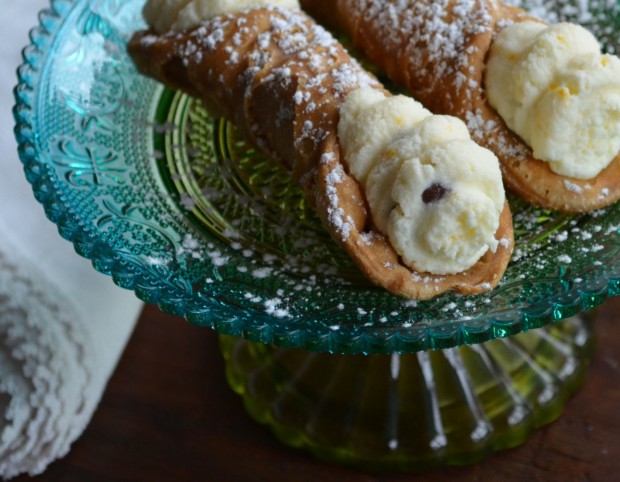 Ricotta Mascarpone Cannoli | www.injennieskitchen.com