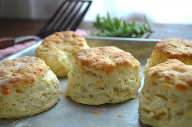 Gruyere Cheese & Rosemary Buttermilk Biscuits | www.injennieskitchen.com