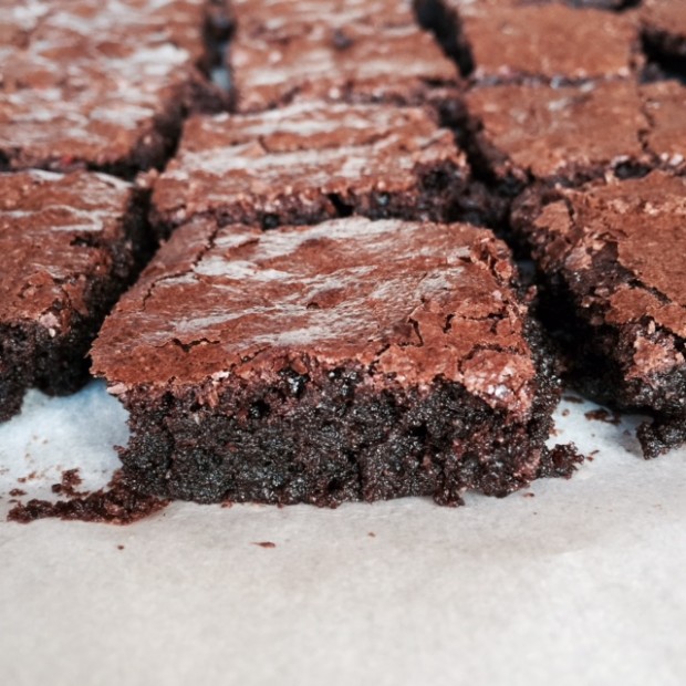 Grain-Free Peppermint Brownies | www.injennieskitchen.com