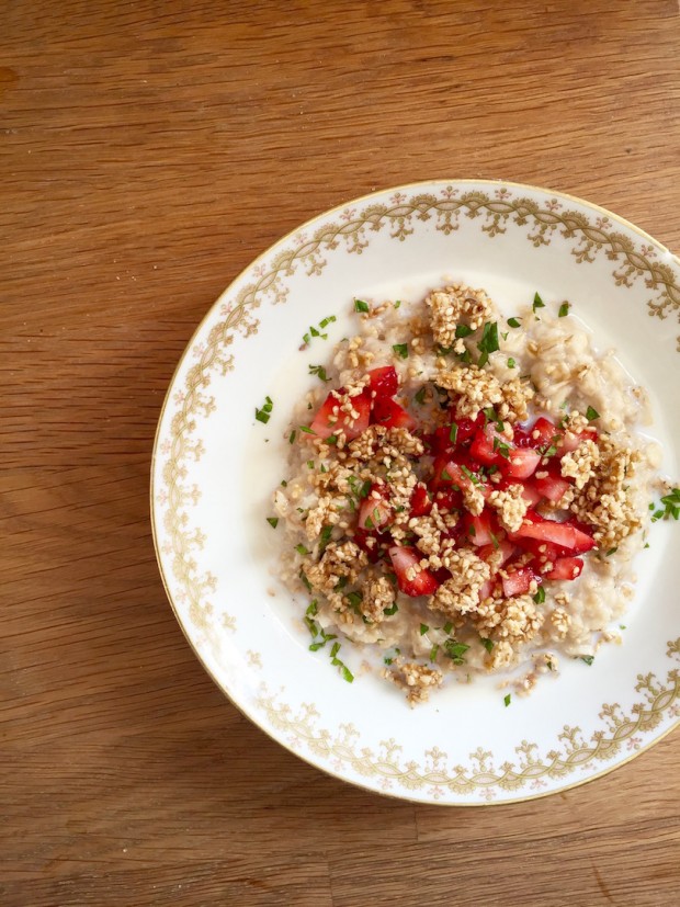 This Strawberry, Mint & Sesame Seed Brittle Oatmeal is my new morning favorite. | In Jennie's Kitchen