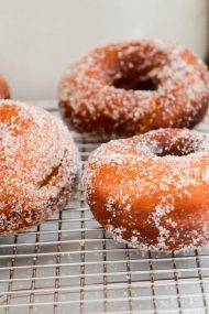 Easy Vanilla Sugar Doughnuts {Ciambelle di Kippur} | In Jennie's Kitchen