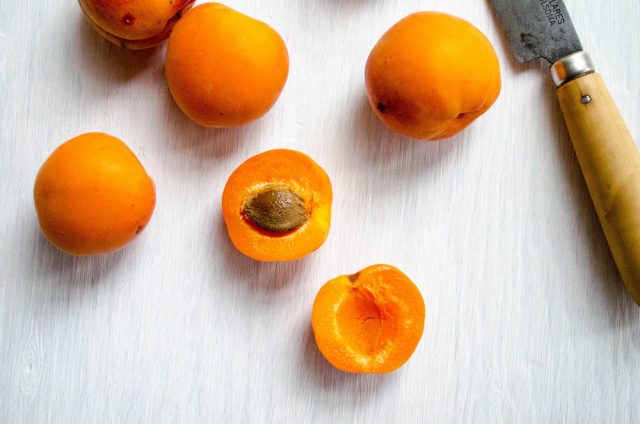Apricots Honey, Thyme & Chamomile | In Jennie's Kitchen